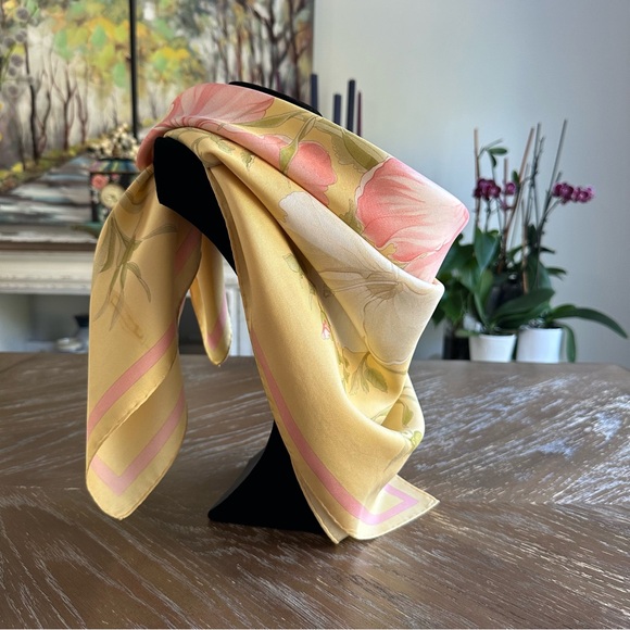 Authentic Salvatore Ferragamo Scarf - Picture 4 of 10